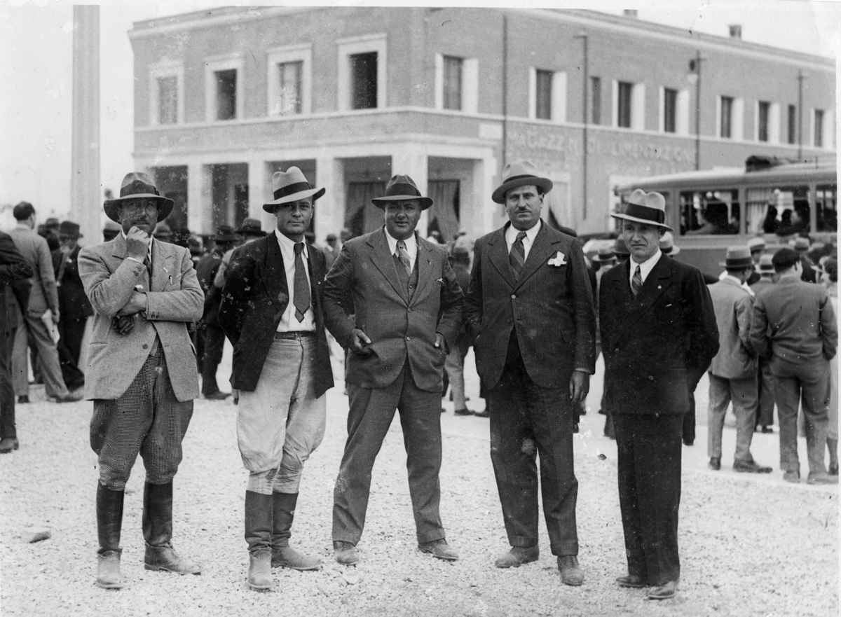 Ing Pappalardo, il secondo da sinistra, con gli Ing. Savoia e Todaro-Littoria